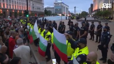 Полицаи и протестиращи заедно развяха български знамена