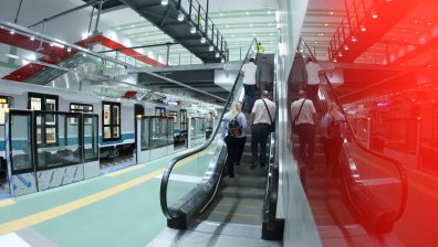 Полицай удари 16-годишен, бил без маска в метрото