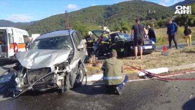 Жена загина, деца са ранени в тежка катастрофа по пътя Казанлък - Шипка