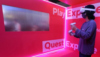 Защо Зукърбърг споделя операционната система на очилата Quest с конкуренти?