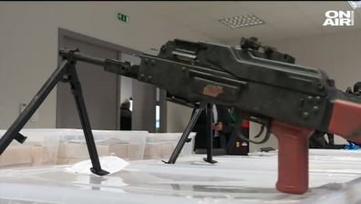Задържаха мъж със завиден боен арсенал, но незаконен