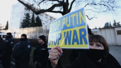 Експулсираха общо над 325 руски дипломати и служители в посолства