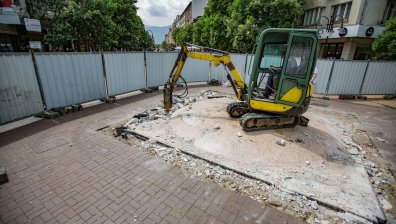 Премахват неработещия фонтан в пешеходната зона на "Витошка" в София