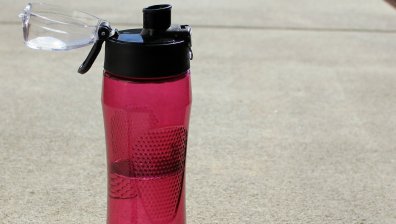 Хиляди химикали са открити във водата, съхранява в бутилка за многократна употреба 