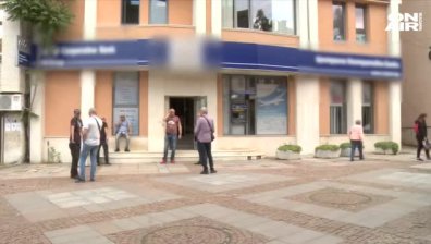 Смела служителка е заключила обирджията на банката в Дупница
