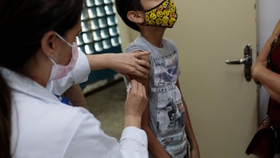 МЗ посочи ваксината на Pfizer или Moderna е по-ефективна при децата