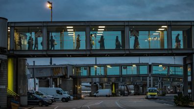 Абу Даби забрани влизането в града на хора без бустерна доза