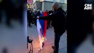 Синът на кмета на Панагюрище е запалилият руското знаме в София?