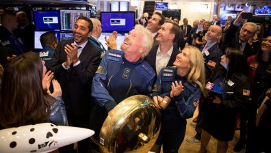 Кой пръв ще лети в Космоса: Брансън изпреварва Безос в милиардерската надпревара