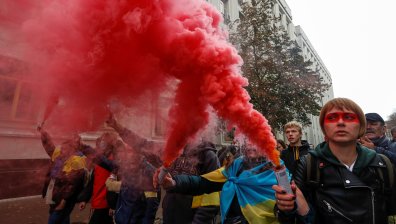 Хиляди излязоха по улиците в Киев, негодуват от сделка с Москва