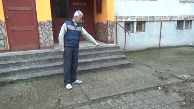 Силистра: Куче бе изхвърлено от осеметажен блок и почина на място