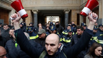 Протестиращи атакуваха парламента в Грузия, десетки полицаи са ранени (+ ВИДЕО)