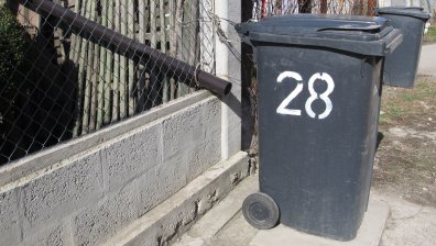 Столичани се жалват от счупени или липсващи кофи за боклук