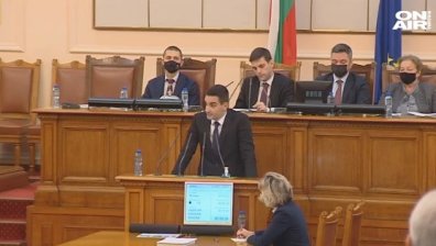 Млад депутат си изгуби мисълта, предизвика еуфория в НС