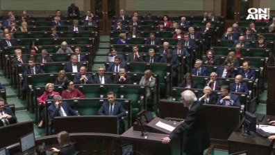 За да потушат скандал, полските депутати си намалиха заплатите с 20%