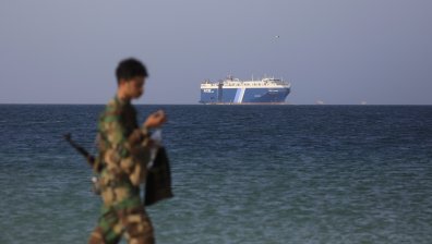 Изстреляна от хутите ракета удари норвежки танкер, на борда е избухнал пожар