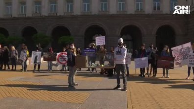 Светкавично: Министър Бозуков се срещна с протестиращи срещу фермата за норки