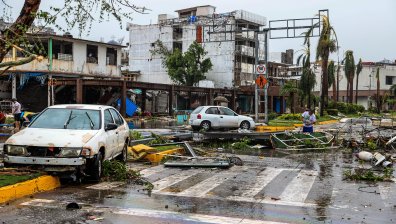 Страховитият ураган "Отис" взе близо 30 жертви в Мексико (ВИДЕО+СНИМКИ)