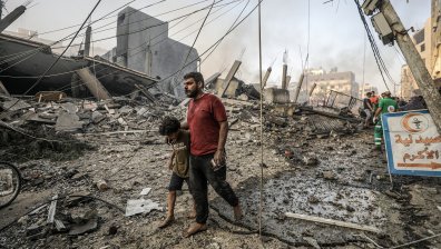 Хаос в Газа - жители нахлуха в складове, за да грабят брашно, армията с призив