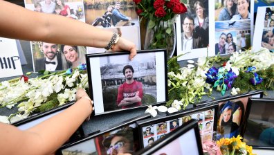 Тъжен ден за Украйна: Посрещнаха телата на 11 загинали от сваления самолет (+Видео)