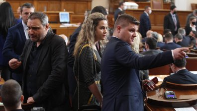 РЗИ спипа 21 депутати без маски, глобява ги с до 1000 лева