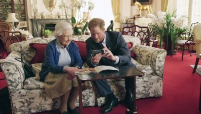 Силна връзка: Елизабет II все още обожава внука си Хари