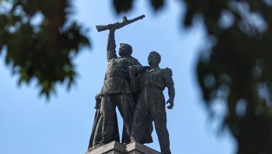 "Путин е убиец!": Руснаци в България протестираха срещу агресията на Кремъл