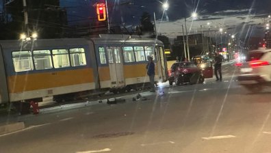Трамвай удари кола, минала на червено в София - вътре е имало дете и бременна жена