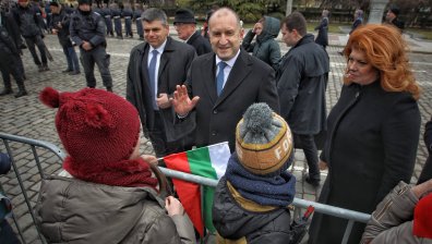 Стотици пред паметника на Незнайния воин, за първа година без реч на Радев