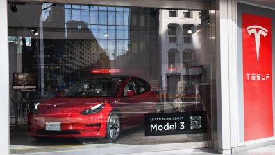 Tesla изтегля близо 579 хил. автомобила в САЩ, били прекалено тихи