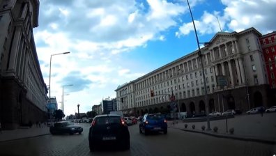 Опасен дрифт пред президентството се размина по чудо без пострадали (+ВИДЕО)