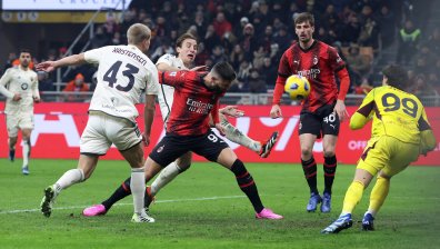 "Милан" тресна "Рома" с 3:1 за пета поредна победа у дома