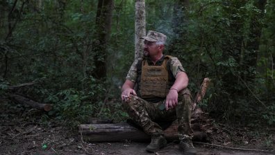 Зеленски праща на фронта и хората над 60 години, за да попълни пробойните в армията