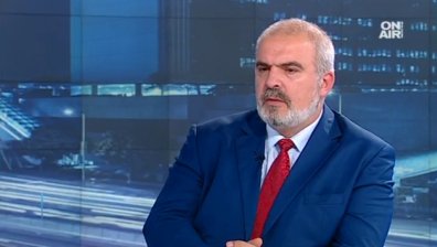 Президентът вече бил с ясна политическа oкраска, а конституцията му била отесняла