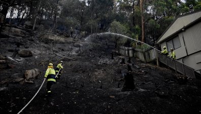 Загинал огнеборец в борбата с над 50 пожара в Австралия (+СНИМКИ)