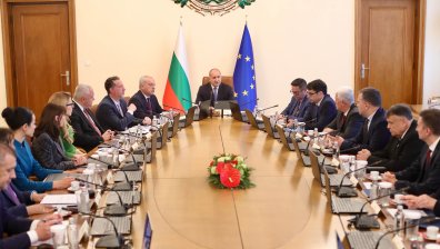 Свръхпечалба, данъци и горива: Опозицията с остри атаки срещу мерките на кабинета "Радев"