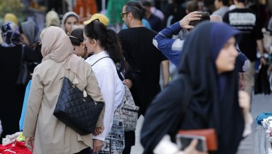 Осъдиха жена на смърт заради изневяра в Иран. Чака ли я убийство с камъни?