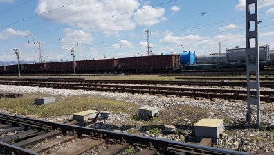 Товарен влак дерайлира на гара "Илиянци" в София