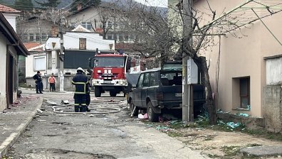 Взрив на газов котел събори стена и унищожи автомобил в Енина