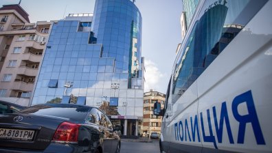 Спецпрокуратурата влезе във "Винпром Карнобат", задържани са 10 души