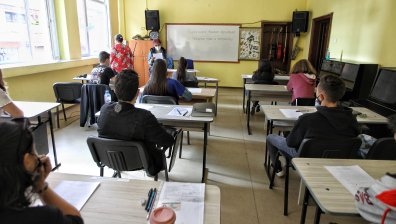 Вдигат с 12% учителските заплати, детските градини стават безплатни от април