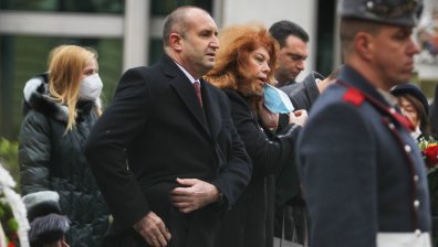 Румен Радев и Илияна Йотова отдадоха почит на Вапцаров