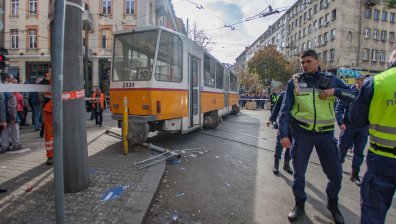 Трамвай излезе от релсите в центъра на София и рани пешеходец