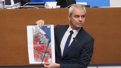 Наводнението напрегна ситуацията в НС: Денков не погледна карта, която "Възраждане" му донесоха