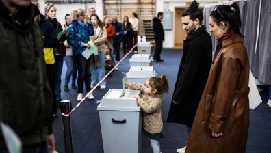 Малки, големи и четириноги се втурнаха към урните в Унгария (СНИМКИ)