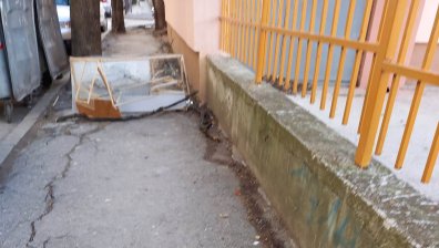 Тротоарът до столично училище в непроходим заради боклуци и кучешки изпражнения