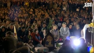 Париж скърби: Хиляди се събраха на бдение пред "Нотр Дам"