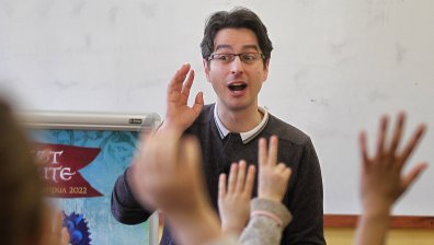 Министърът на културата чете приказки на деца в столично училище