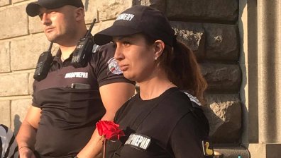 Жест към жените полицаи - мъж им подарява рози на протеста в София