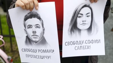 Опозиционерът Протасевич и приятелката му вече са под домашен арест